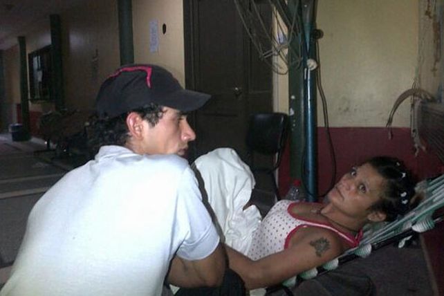 La beba que cayó del puente carretero continúa en grave estado