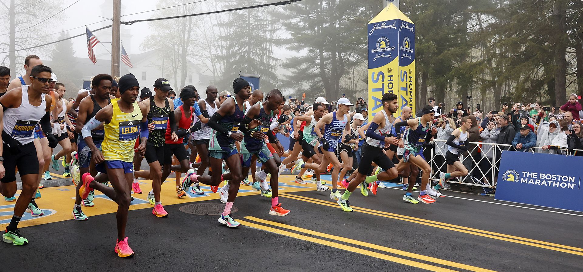 Los hombres de élite salen de la línea de salida durante la maratón 127 de Boston, el lunes 17 de abril de 2023, en Hopkinton, Massachusetts. (AP Photo/Mary Schwalm)