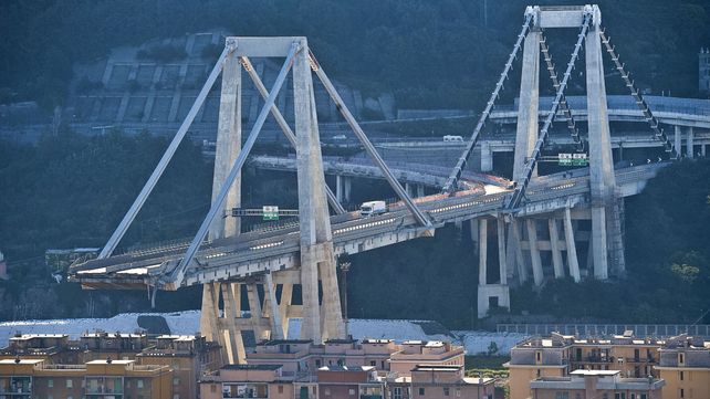 Las imágenes del dramático rescate tras el derrumbe del puente en Génova
