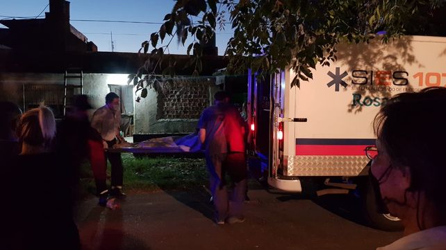 Personal policial retira el cuerpo de Ramón Eugenio Aguilar, quien fue asesinado en su casa de Turín al 5800. 