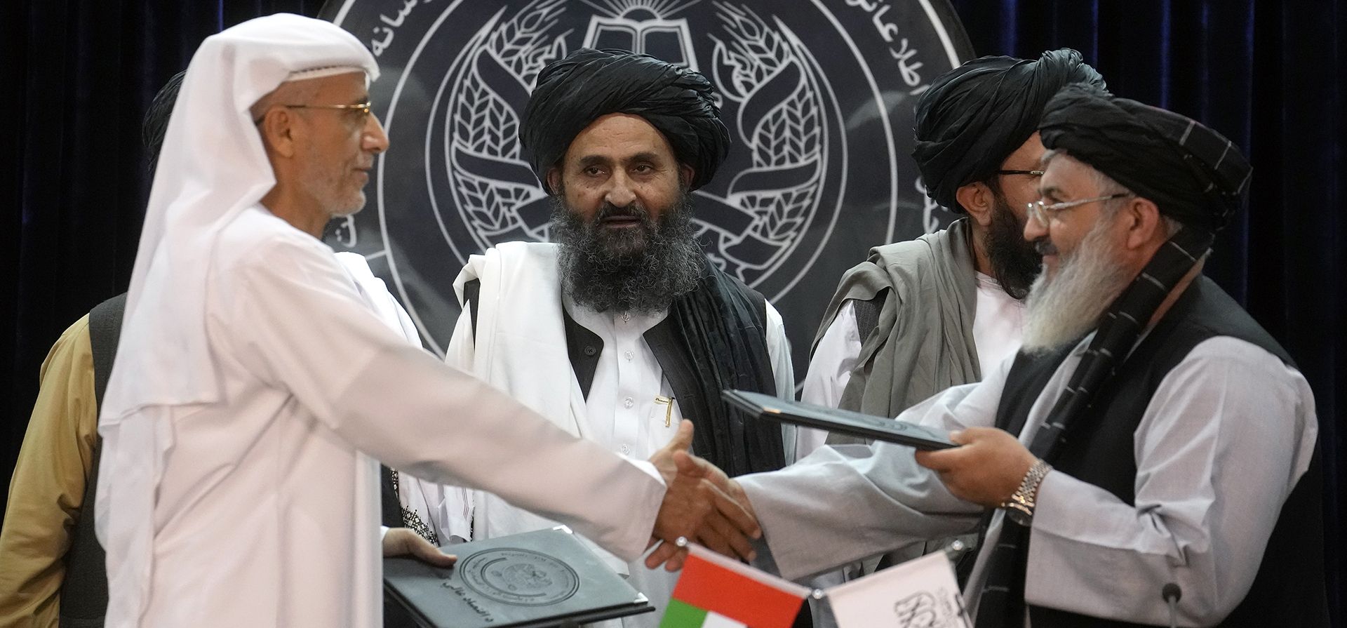 Mullah Abdul Ghani Baradar, centro, Viceprimer Ministro designado por los talibanes, asiste a una ceremonia de firma de documentos con la firma GAAC Solutions, con sede en Abu Dhabi, en Kabul, Afganistán, el jueves 8 de septiembre de 2022. GAAC Soluciones proporcionará servicios de guía de vuelo que incluirán el equipamiento del servicio aéreo y capacitación del personal para los servicios aéreos en tres aeropuertos principales, incluida la capital, Kabul.