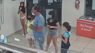 Sin problemas. La mujer se quitó el vestido ante la mirada atónita de los clientes y empleados del lugar.