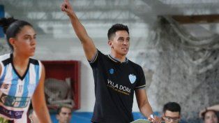 Alejandro Altamirano es el entrenador en jefe del plantel femenino de Villa Dora.