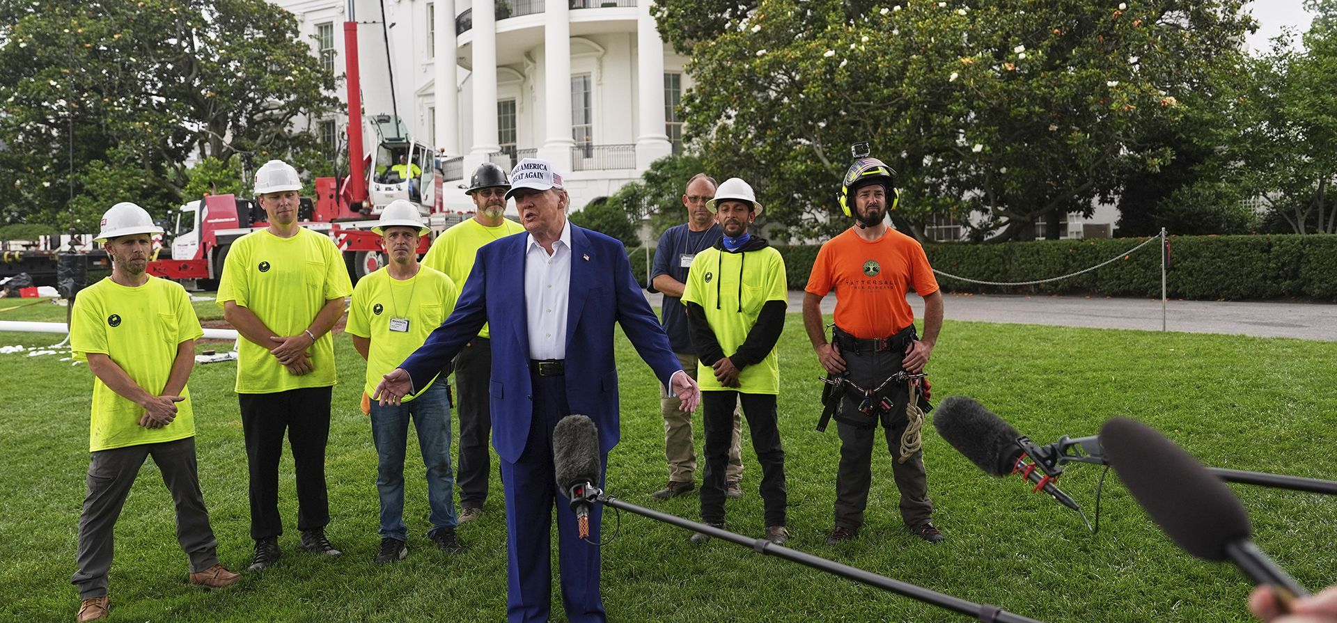 El presidente Donald Trump habla mientras se instala un asta de bandera en el Jardín Sur de la Casa Blanca, el miércoles 18 de junio de 2025, en Washington. (Foto AP/Evan Vucci) El presidente Donald Trump habla mientras se instala un asta de bandera en el Jardín Sur de la Casa Blanca, el miércoles 18 de junio de 2025, en Washington. (Foto AP/Evan Vucci)
