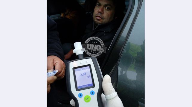 Conducía alcoholizado y chocó contra una columna