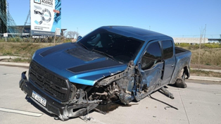 Fuerte choque cerca del aeropuerto: la camioneta es de Gastón Ávila y buscan al conductor