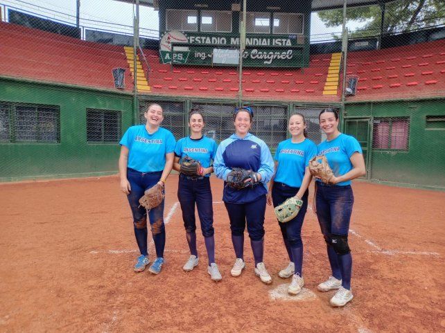El equipo nacional de sóftbol entrena a diario en el Estadio Nafaldo Cargnel.