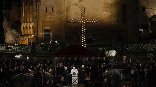 El Papa presidió el Vía Crucis en el Coliseo romano