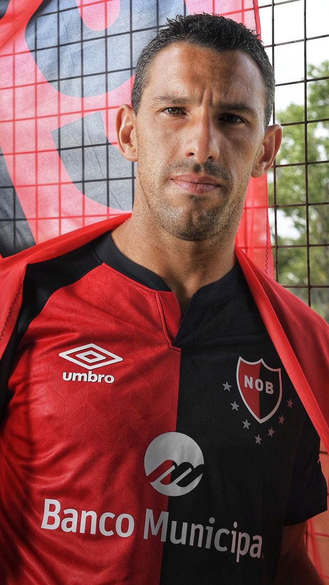 Newells presentó la nueva camiseta con Maxi Rodríguez