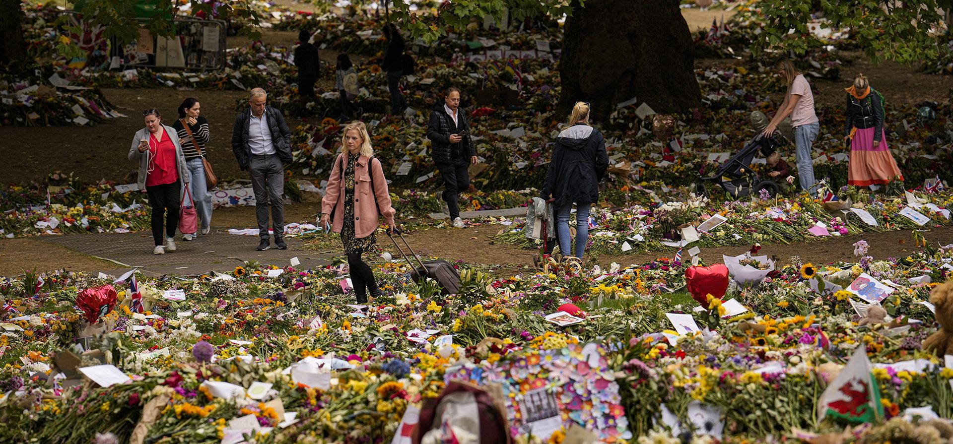 Tributos florales a la reina Isabel II el día después de su funeral, en Green Park de Londres, el martes 20 de septiembre de 2022. La reina, que murió a los 96 años el 8 de septiembre, fue enterrada en Windsor junto a su difunto esposo, el príncipe Felipe. que murió el año pasado.