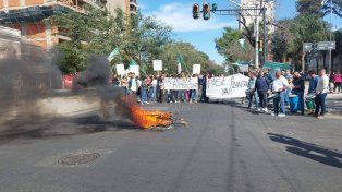 Trabajadores de ATE están cortando Bulevar, frente al Ministerio de Producción, reclamando el pase a planta