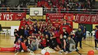 Rojo esperanza. El equipo de Lalima celebra ante su gente. Este sábado, tercer partido entre Provincial ante Tokio por el pase a la final del Torneo Federal.