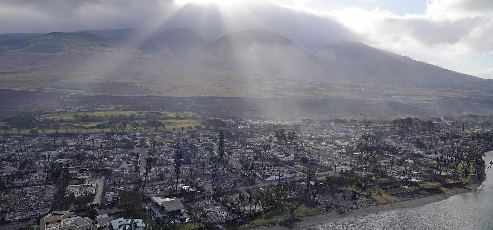 Una vista general muestra las secuelas de un incendio forestal en Lahaina, Hawái, el jueves 17 de agosto de 2023. El gobernador de Hawái prometió proteger a los terratenientes locales de ser Una vista general muestra las secuelas de un incendio forestal en Lahaina, Hawái, el jueves 17 de agosto de 2023. El gobernador de Hawái prometió proteger a los terratenientes locales de ser