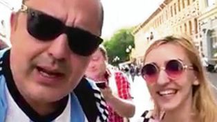 Otro hincha argentino le hizo decir guasadas a una joven en Rusia