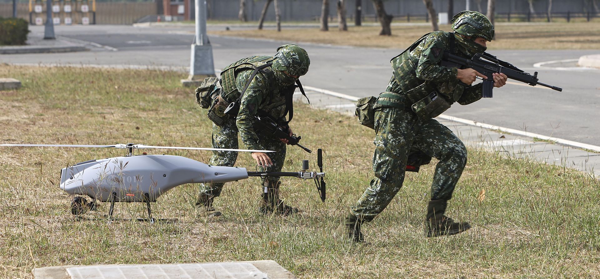 Soldados despliegan un vehículo aéreo no tripulado durante un simulacro de mejora de la preparación que simula la defensa contra las intrusiones militares de Beijing, en la ciudad de Kaohsiung, Taiwán, el miércoles 11 de enero de 2023. El simulacro es organizado por el Ministerio de Defensa de Taiwán en medio de crecientes tensiones con China. (Foto AP/Daniel Ceng)