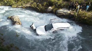 Cayó un auto a un arroyo en Mendoza y murió una chica de 20 años