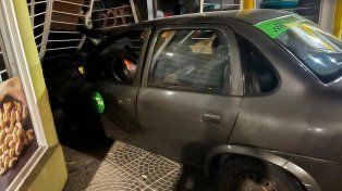 Paraná: remis chocó un auto y se estrelló contra un local