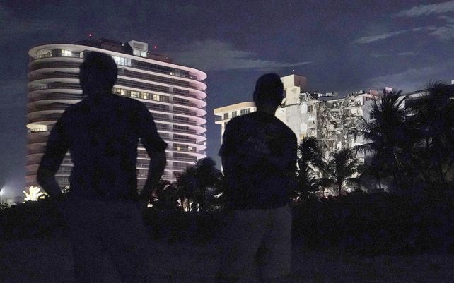Pánico en Miami por el derrumbe parcial de un edificio de 12 pisos sobre la costa