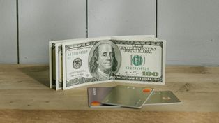 El BCRA habilitó el pago en dólares con tarjetas de débito y códigos QR
