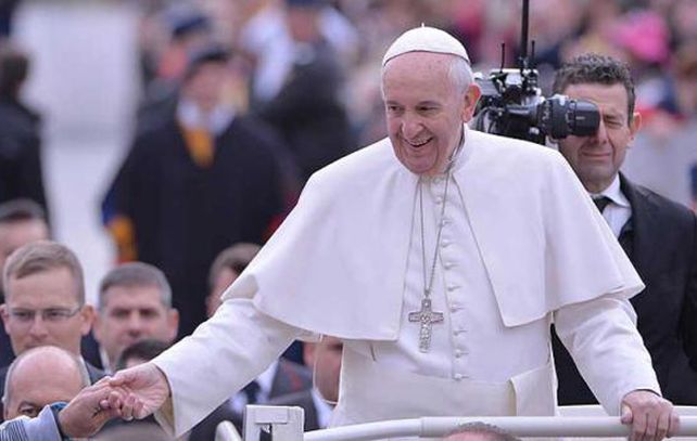 El Papa saluda a los fieles durante la audiencia general de hoy en la Plaza de San Pedro en el Vaticano.