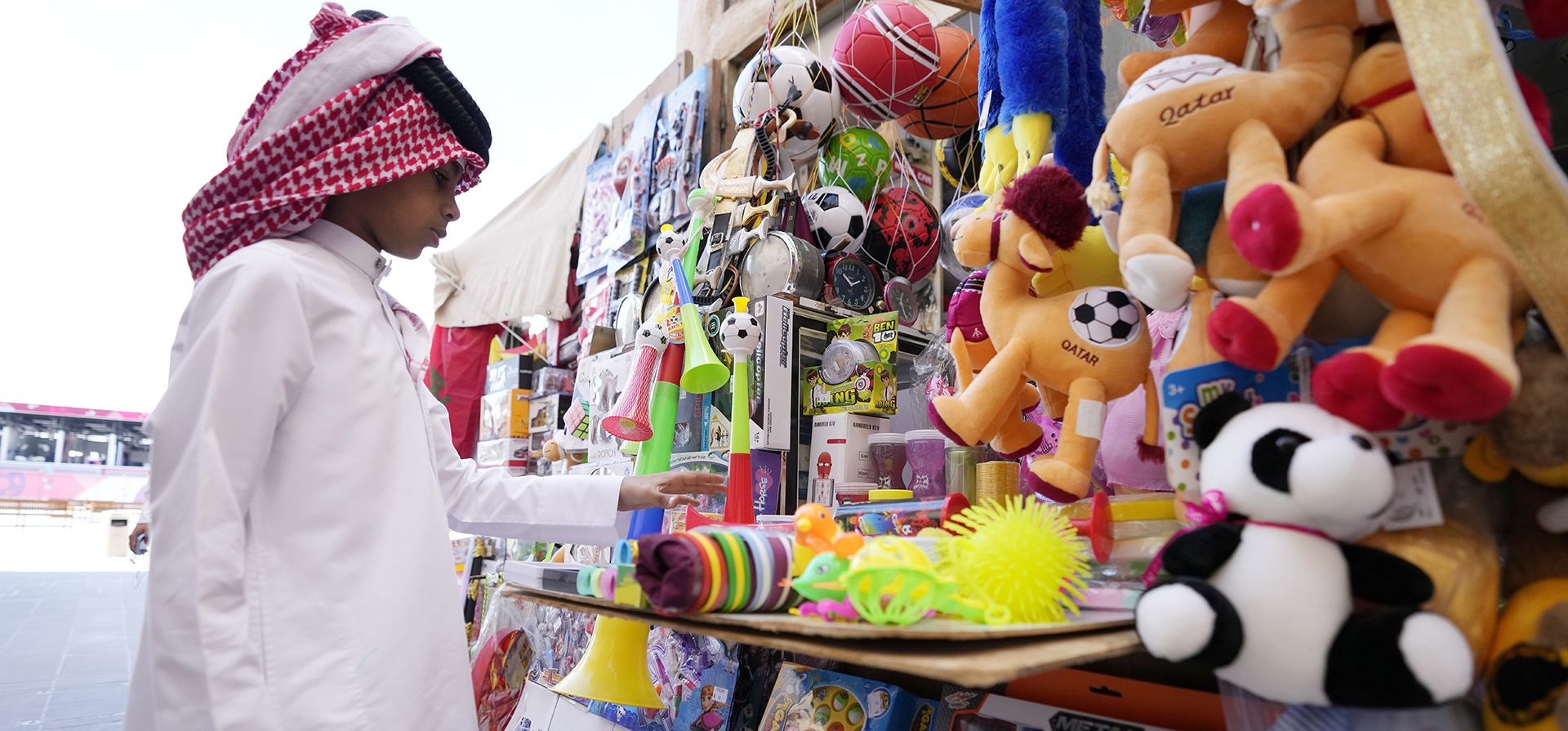 Un niño mira los productos vendidos en una tienda de souvenirs en el mercado Souq Waqif en Doha, Qatar, el martes 29 de noviembre de 2022. (Foto AP/Eugene HoshikoEscucharcontent_copyshare