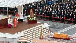 El Papa Francisco despidió a Benedicto XVI