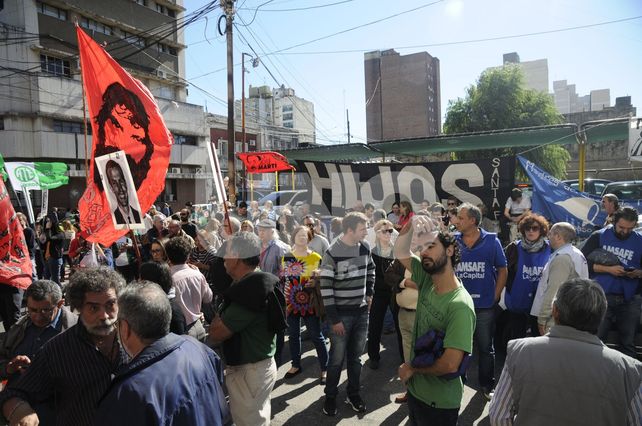 Movimientos y organismos vinculados a los Derechos Humanos estuvieron presentes fuera del tribunal.&nbsp;