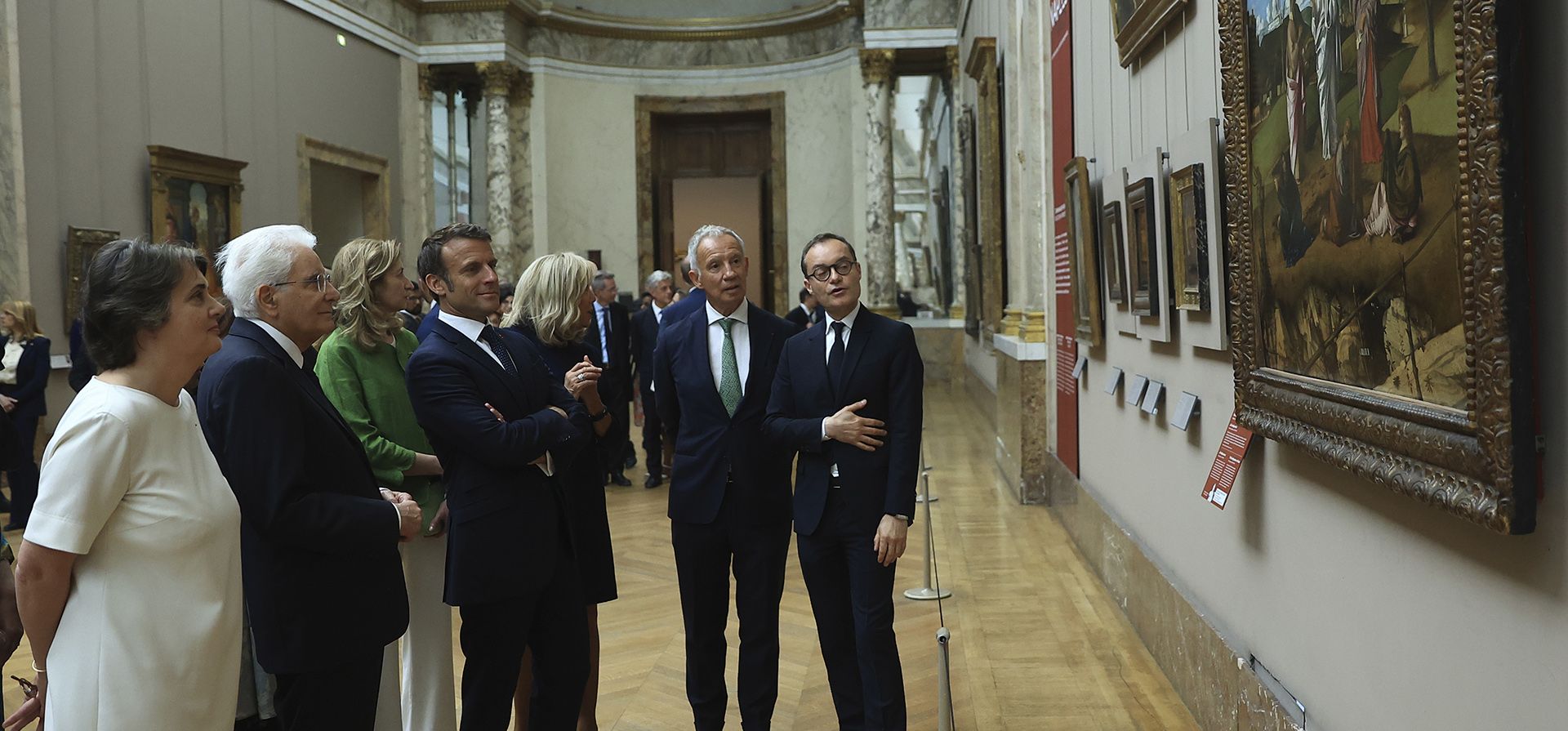 El presidente italiano Sergio Mattarella, segundo a la izquierda, y el presidente francés Emmanuel Macron, observan el óleo sobre lienzo de Caravaggio La flagelación, lanzado en 1607, mientras visitan la exposición "Nápoles en París", el miércoles 7 de junio de 2023 en el museo del Louvre en París. (Foto AP/Aurelien Morissard, Piscina) El presidente italiano Sergio Mattarella, segundo a la izquierda, y el presidente francés Emmanuel Macron, observan el óleo sobre lienzo de Caravaggio La flagelación, lanzado en 1607, mientras visitan la exposición "Nápoles en París", el miércoles 7 de junio de 2023 en el museo del Louvre en París. (Foto AP/Aurelien Morissard, Piscina)