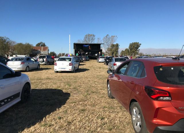 Celebran una auto-misa que rompió la cuarentena