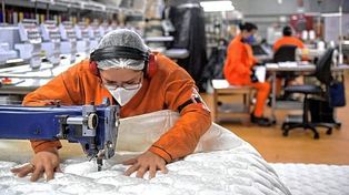 Salarios: perdieron casi 60 puntos contra la inflación en 2023