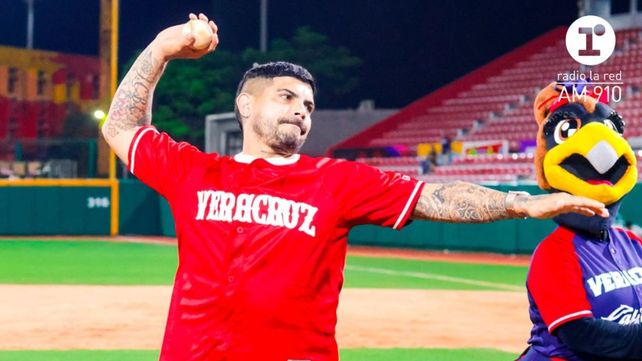 Ever Banega. beosbolista. El volante lanzó la primera bola para El Águila.&nbsp;