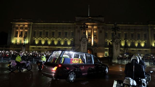 El ataúd de la reina Isabel II llegó al Palacio de Buckingham