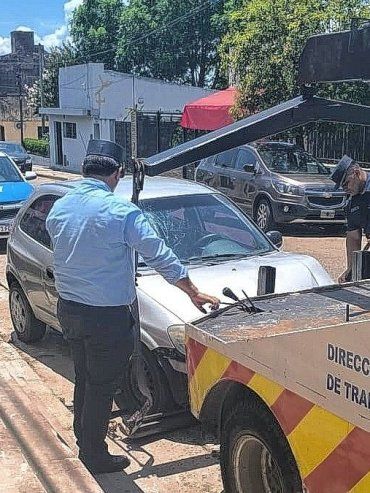 Alcoholizado impactó a un auto detenido, se dio a la fuga y fue retenido