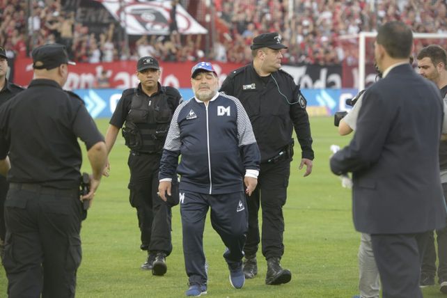 Newells rindió pleitesía a un Maradona que no pudo evitar las lágrimas