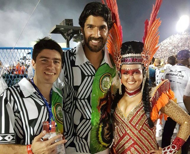 El Loco Abreu asistió al carnaval de Río junto a un amigo y lo mostró en las redes.