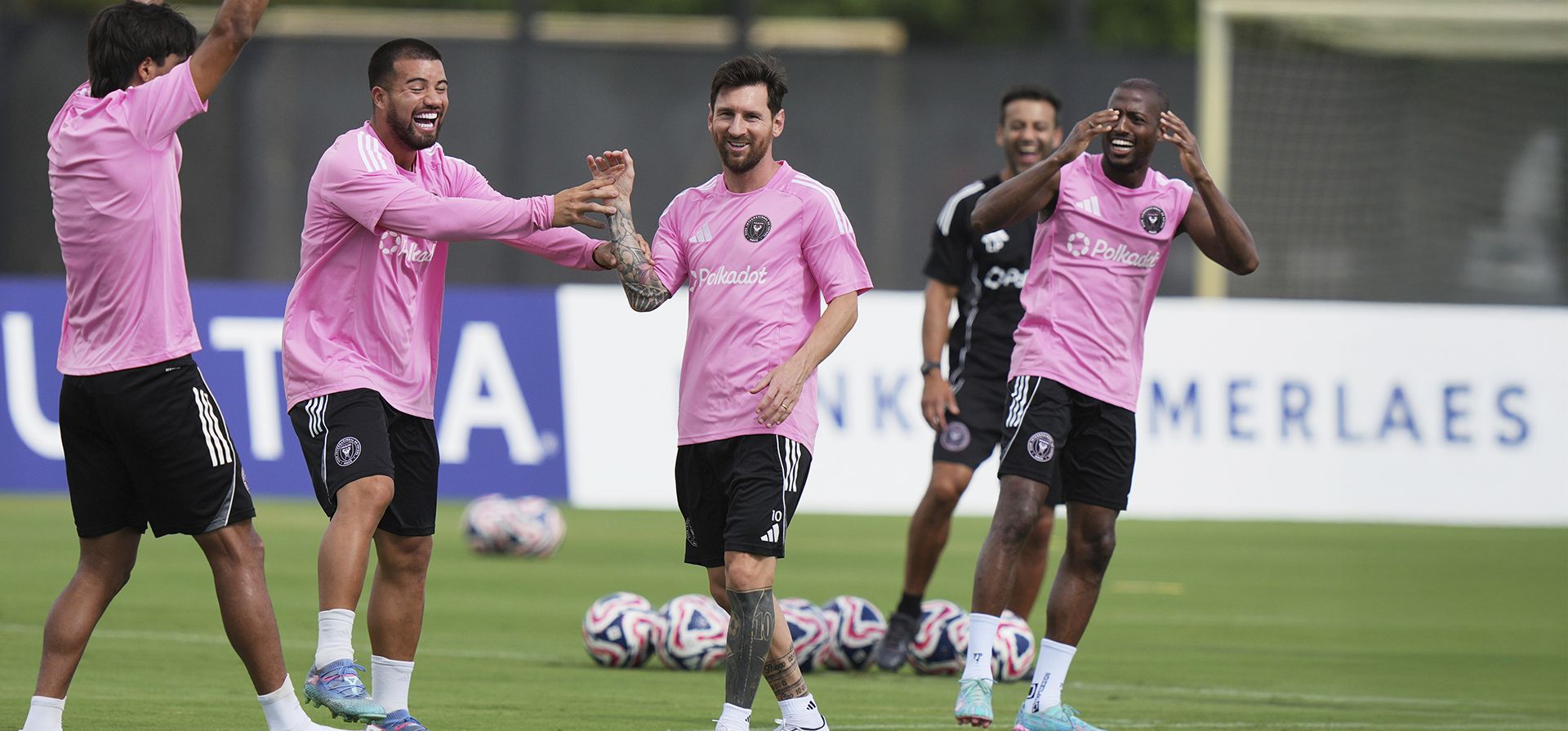 Inter de Miami, Lionel Messi, bromea con sus compañeros durante un entrenamiento el viernes 13 de junio de 2025 en Fort Lauderdale, Florida, como preparación para el partido del Mundial de Clubes del sábado. (Foto AP/Lynne Sladky) Inter de Miami, Lionel Messi, bromea con sus compañeros durante un entrenamiento el viernes 13 de junio de 2025 en Fort Lauderdale, Florida, como preparación para el partido del Mundial de Clubes del sábado. (Foto AP/Lynne Sladky)