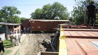 Descarriló un tren en Rosario y cayó sobre un conjunto de precarias casas