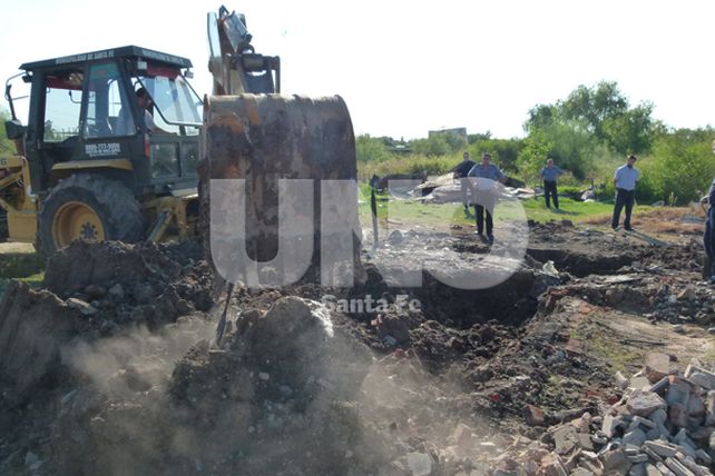 Remueven tierra y buscan cadáveres de un presunto asesino serial