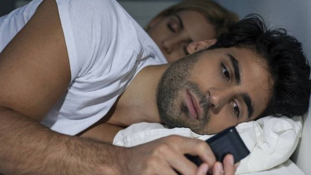 Si haces cualquiera de estas 5 cosas, estás a punto de engañar a tu pareja