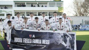 El sentido homenaje de los jugadores de Newells a la familia Messi antes del partido con Defensa