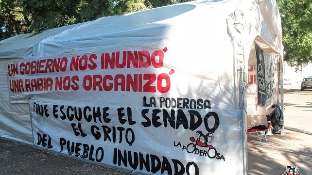La carpa negra instalada frente a la Legislatura por un nuevo aniversario de la inundación del 2003.