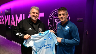 El Tata Martino y Daniel Fagiani, con la camiseta de Argentino que le obsequiaron al ex DT leproso.