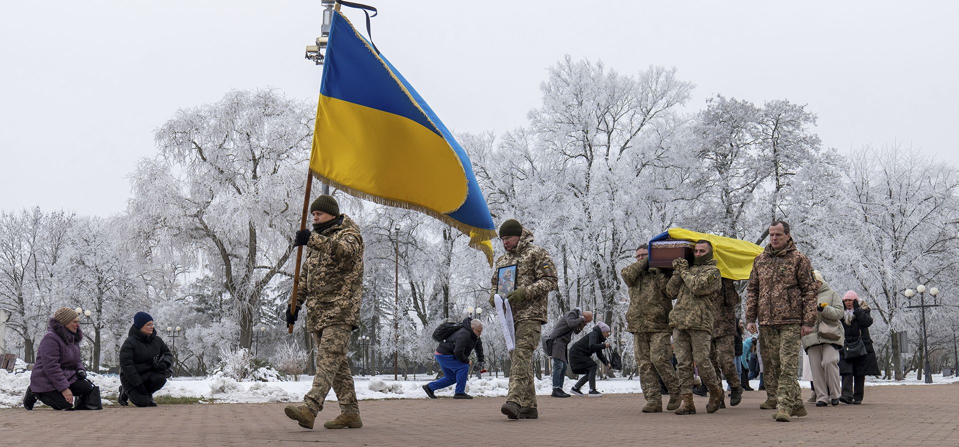 Funeral del actor de teatro de música y drama Petro Velykiy, de 48 años, quien murió en una batalla con las tropas rusas en la región rusa de Kursk, en Chernyhiv, Ucrania, el miércoles 27 de noviembre de 2024. (AP Foto/Dan Bashakov) Funeral del actor de teatro de música y drama Petro Velykiy, de 48 años, quien murió en una batalla con las tropas rusas en la región rusa de Kursk, en Chernyhiv, Ucrania, el miércoles 27 de noviembre de 2024. (AP Foto/Dan Bashakov)