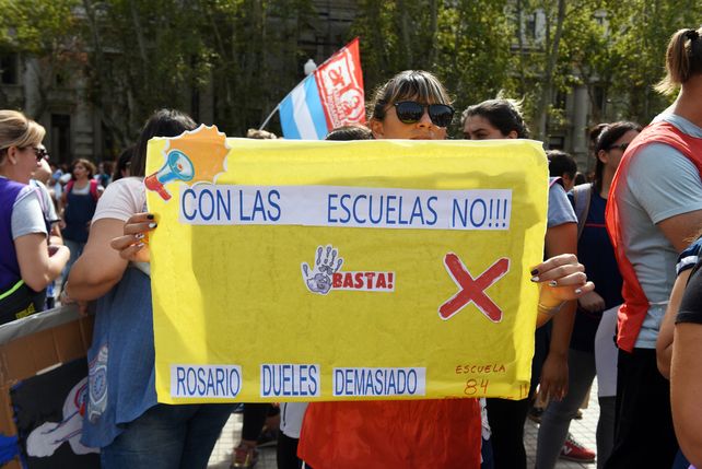 Visibilidad. Los docentes se manifestaron tras reiteradas balaceras en la plaza San Martín para reclamar.