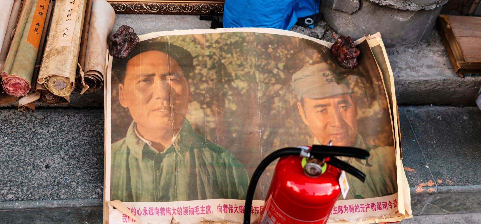 Viejos carteles de Mao Zedong (izquierda), ex presidente del Partido Comunista Chino, se venden en una calle antes de las celebraciones para conmemorar el 75º aniversario de la fundación de la República Popular China. Shanghái, China. Fotografía: Alex Plavevski/EPA Viejos carteles de Mao Zedong (izquierda), ex presidente del Partido Comunista Chino, se venden en una calle antes de las celebraciones para conmemorar el 75º aniversario de la fundación de la República Popular China. Shanghái, China. Fotografía: Alex Plavevski/EPA