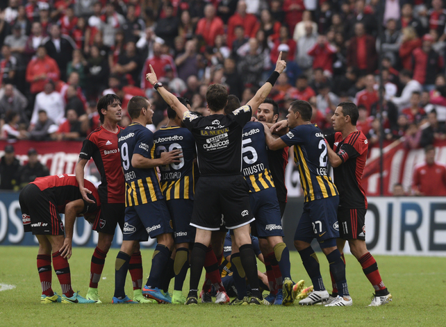 Se&nbsp; sacan chispas. Los clásicos en Rosario se viven con tanta pasión que es normal que en determinados momentos del partido se produzcan tumultos por hechos menores.