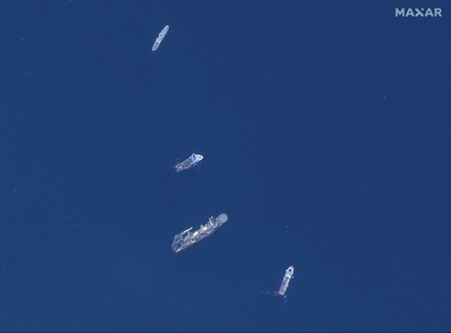 Imagen satelital de cuatro naves involucradas en la búsqueda del submarino Titan, frente a Canadá.
