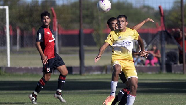 Justa Igualdad: Nahuel Stegemann maniobra ante los defensores de Newells. El mediocampista marcó el empate con un tiro penal para los papales.&nbsp; &nbsp;