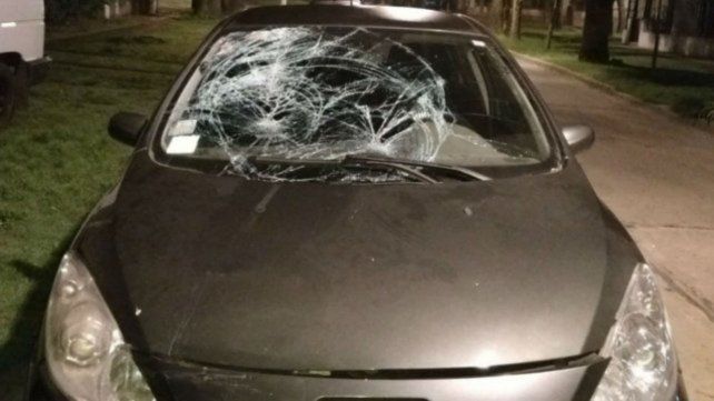 El Peugeot que embisitó al policía y lo mató.