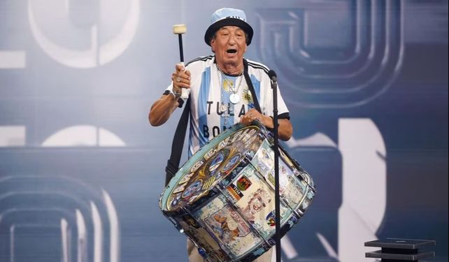 El Tula con la camiseta de la selección y el mítico bombo durante la gala The Best.